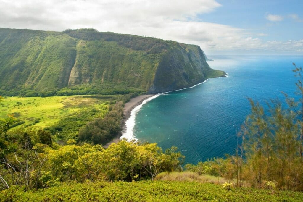 Attractions and Activities Exploring the Unique Offerings of Oahu and Big Island